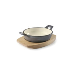 Lacor Serveerpan 12 cm op Houten Plank Magma Grijs